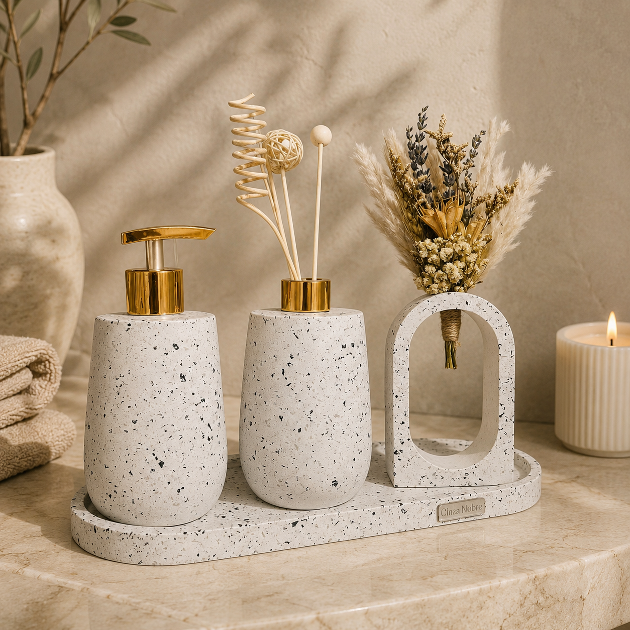 Conjunto decorativo em cimento com difusor e vaso escultural em cenário de luz natural.